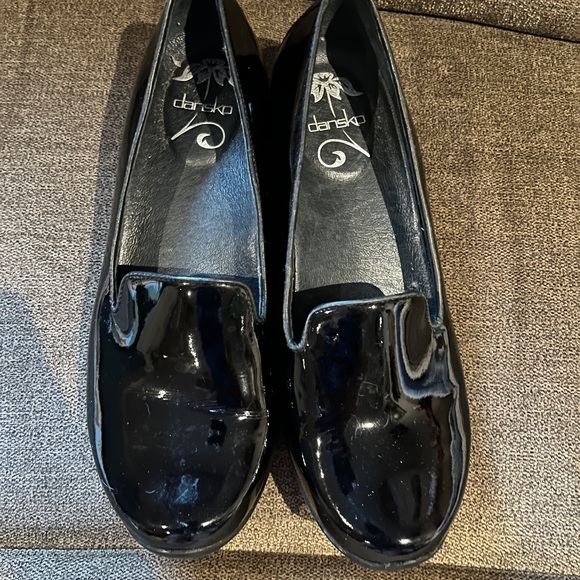 Dansko olivia loafers patent leather 39 . Briefly worn on carpet in house. EUC - Picture 2 of 5